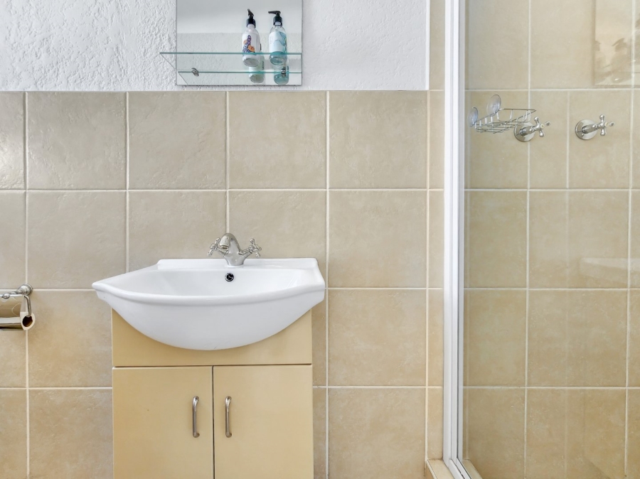 To Let 1 Bedroom Property for Rent in Bloubergrant Western Cape